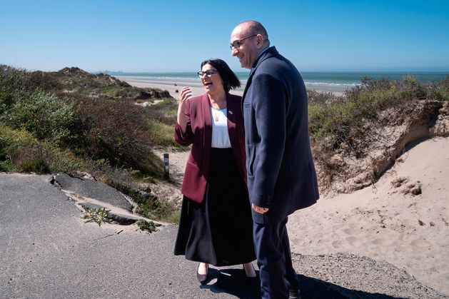 UK signs £662m deal to remove migrants from French beaches