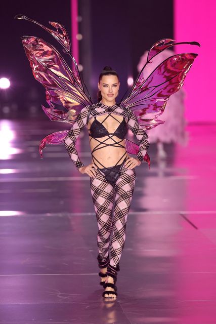 Adriana Lima walks the runway during the 2024 Victoria’s Secret Fashion Show in New York City, U.S., October 15, 2024. REUTERS/Andrew Kelly