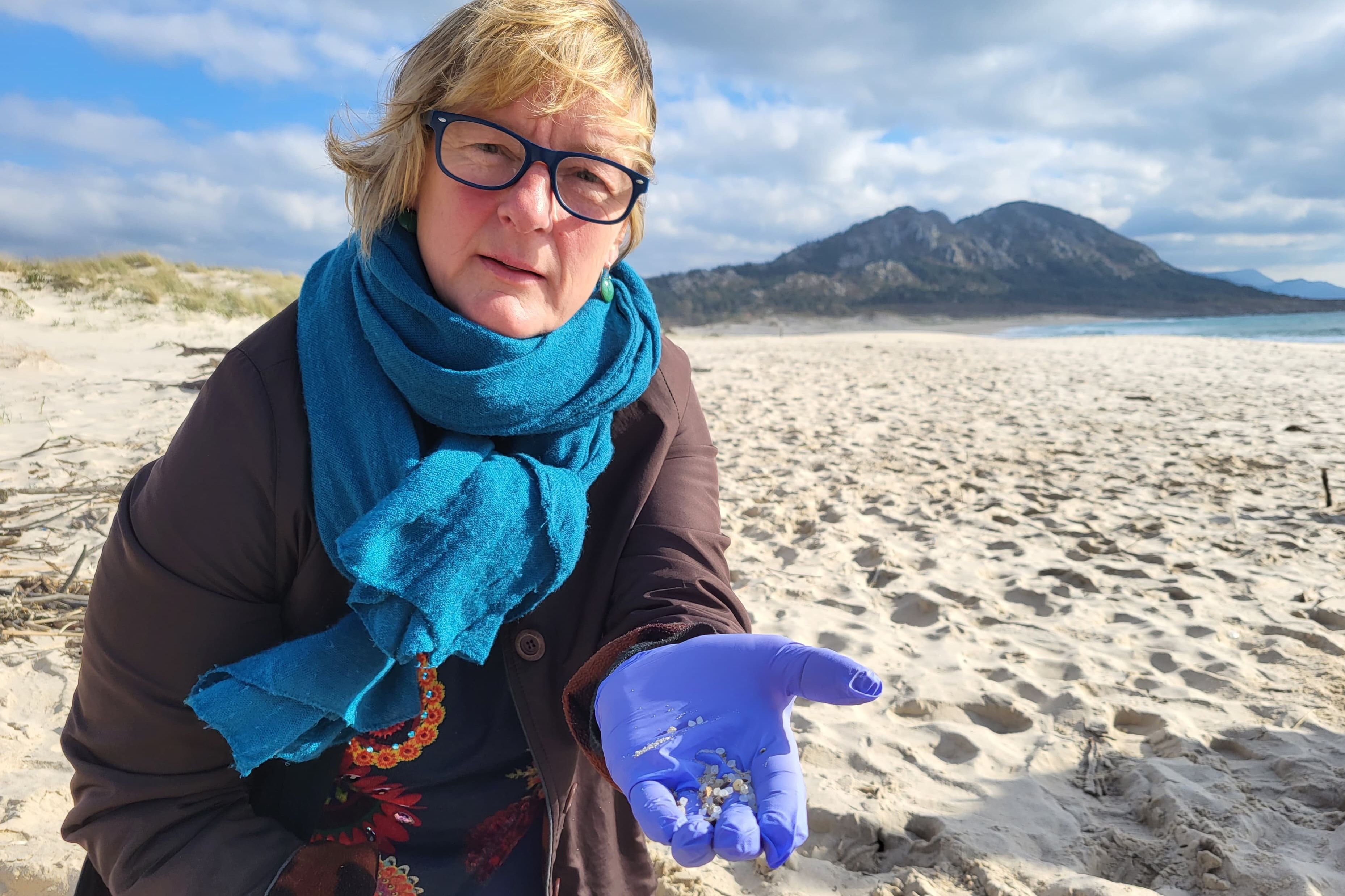 La batalla para salvar las playas y la vida marina de España se intensifica a medida que se intensifica la disputa por el «monstruo de plástico» desatado tras el derrame de un portacontenedores.