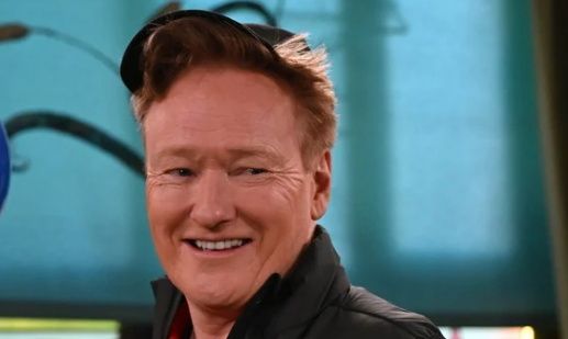 Conan O'Brien 'se disculpa de antemano por matar la lengua materna' en un cameo en la telenovela en irlandés de TG4