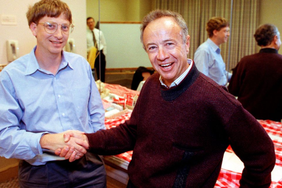 bill gates and steve jobs shaking hands