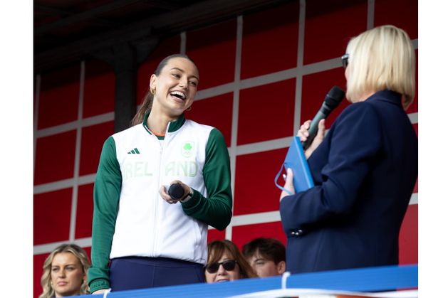 Cientos de personas dan la bienvenida a la estrella internacional Sophie Baker a Wexford después de los Juegos Olímpicos de París.