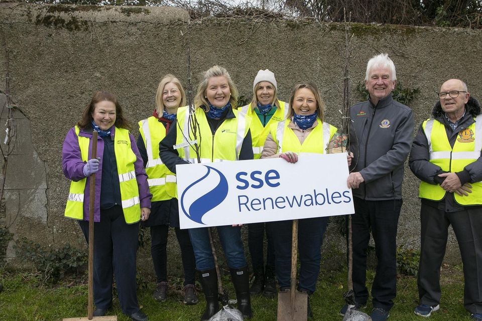 Deirdre Keogh (SSE Renewables) and Sean Olohan of the Wicklow Lions Club join the Wicklow Tidy Towns Committee to plant a new urban orchard on the Riverwalk in Wicklow Town